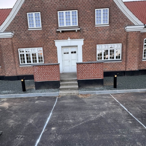 Færdig arbejde ved et hus hvor der er lagt belægning