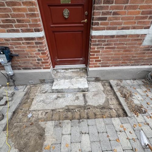 Start på proces med belægning ved indgangen til et hus