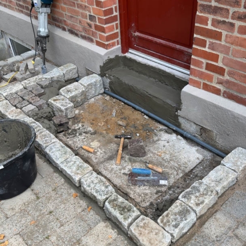 Proces for belægning ved indgangen til et hus