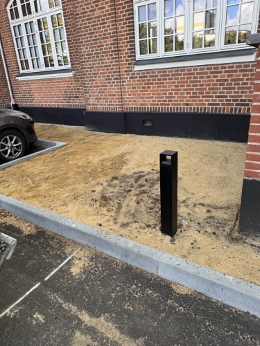 Klargøring til belægningsarbejde uden for et hus 