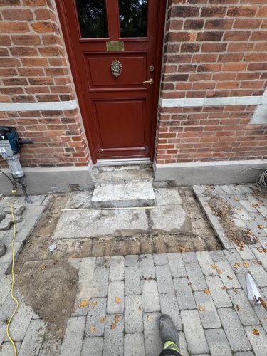 Start på proces med belægning ved indgangen til et hus 