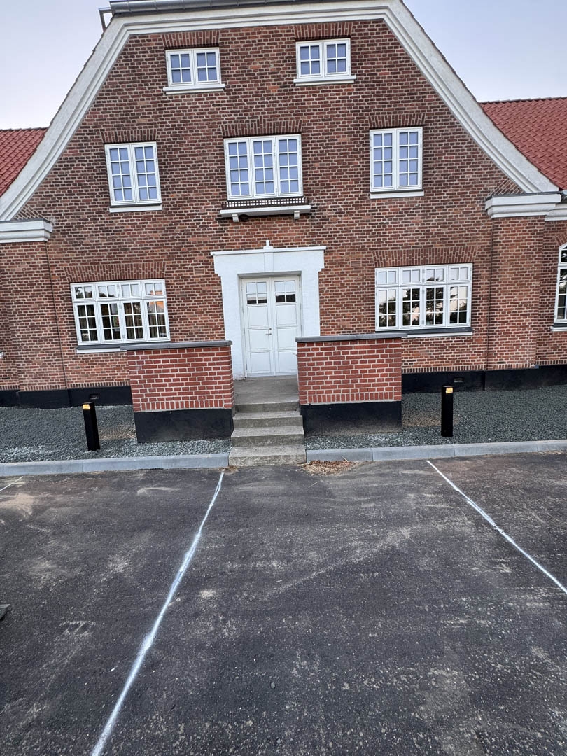 Færdig arbejde ved et hus hvor der er lagt belægning